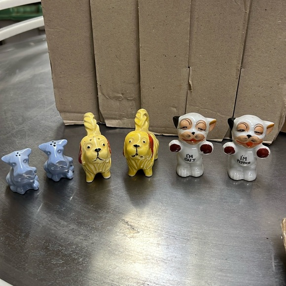 Porcelain salt and pepper shakers - Picture 1 of 9